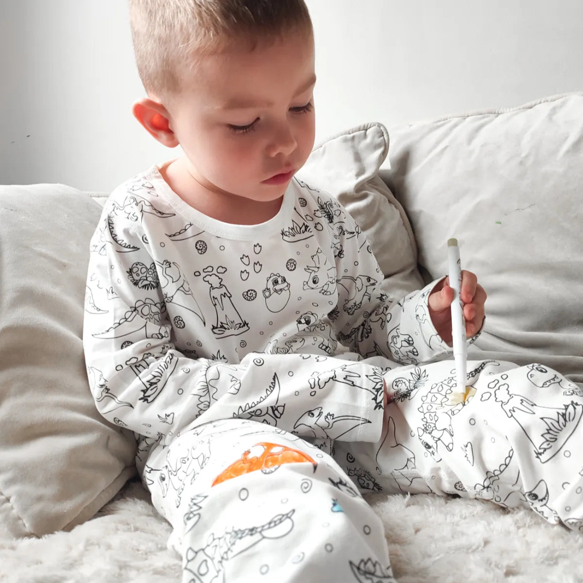 Dielne detské pyžamo Vyfarbi ma – Dinosauri (4+ roky)