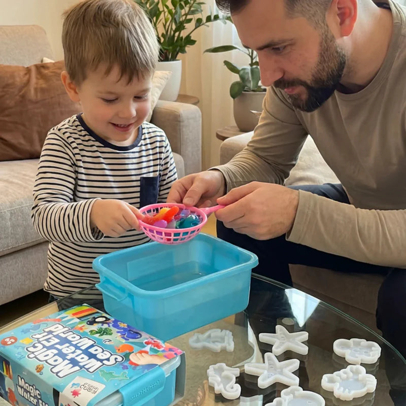 Ocko so synom vylovujú hotové squishies z vodného kúpeľa
