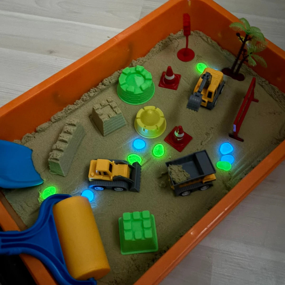 Senzorická herná sada s magnetickým pieskom a svietiacimi kamienkami | Stavenisko | pre deti 3+