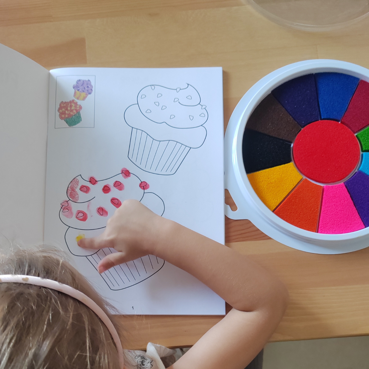 Paleta farieb s 12 odtieňmi na prstové maľovanie (od 1 roka)