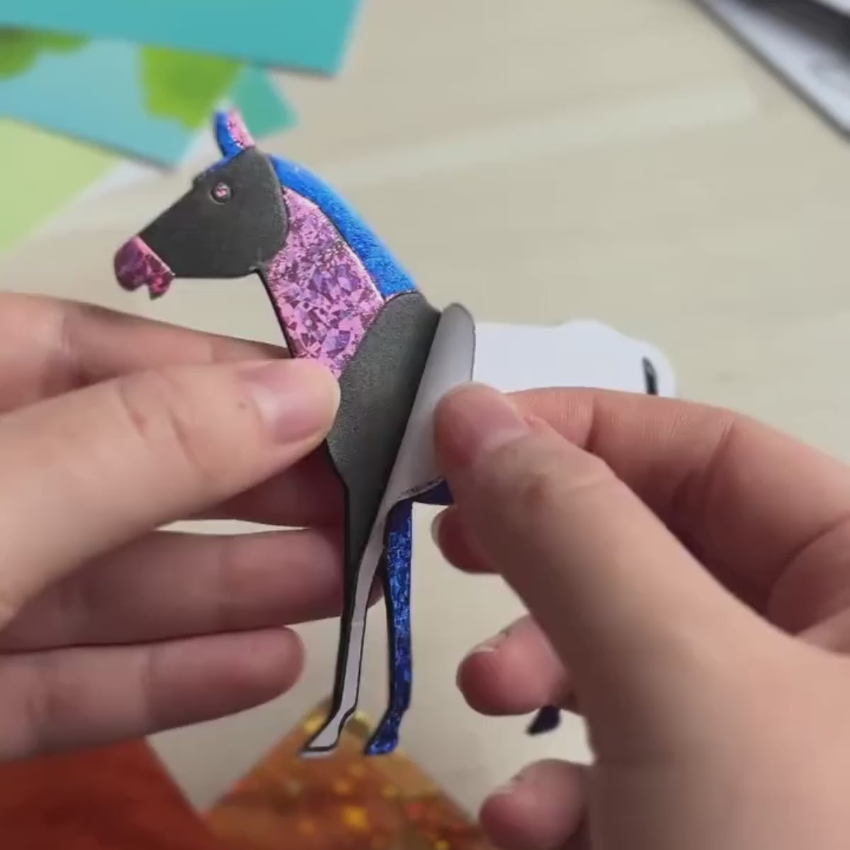Foil Fun: Svet zvierat – trblietavé obrázky so zvieratkami bez neporiadku! (4+ roky)