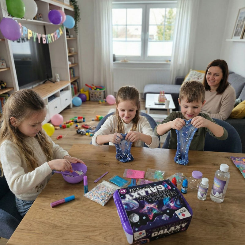 Tri deti naťahujú galaktický sliz na narodeninovej oslave, mama sa pozerá